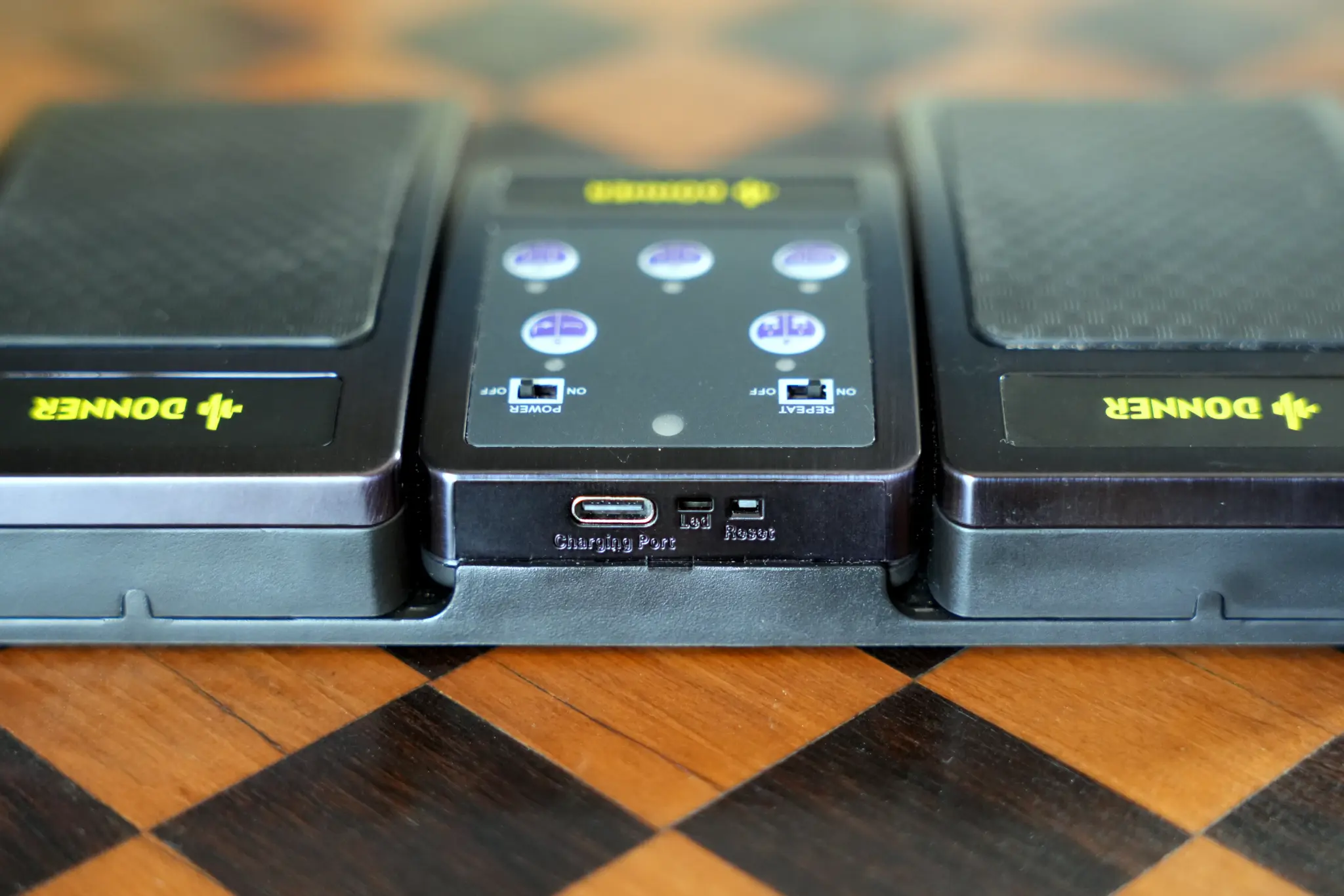 Pedal inalámbrico (detalle de puerto de carga, LED y reset del pedal Donner)