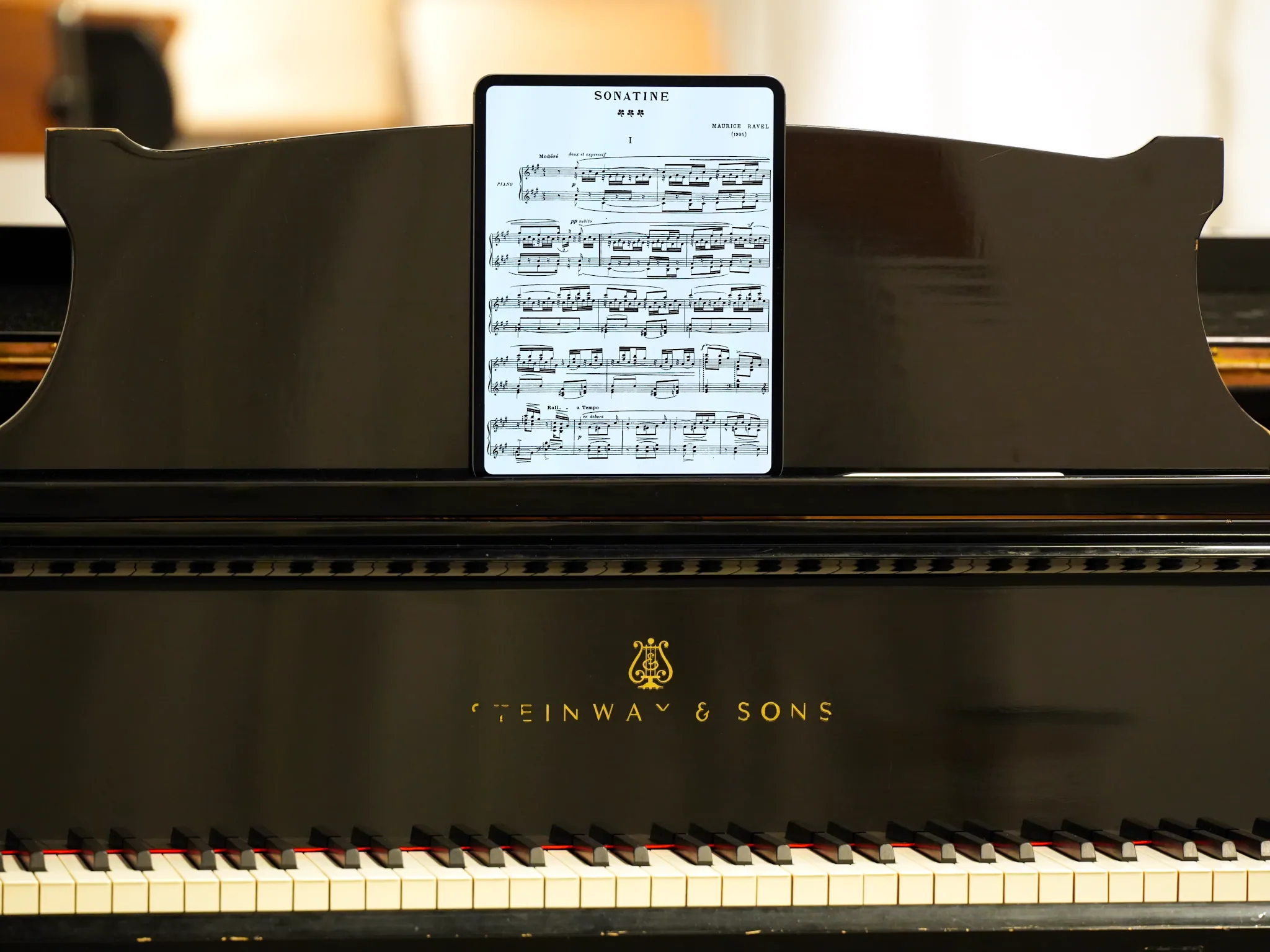 Partitura de piano en un iPad Pro, en un piano de cola Steinway
