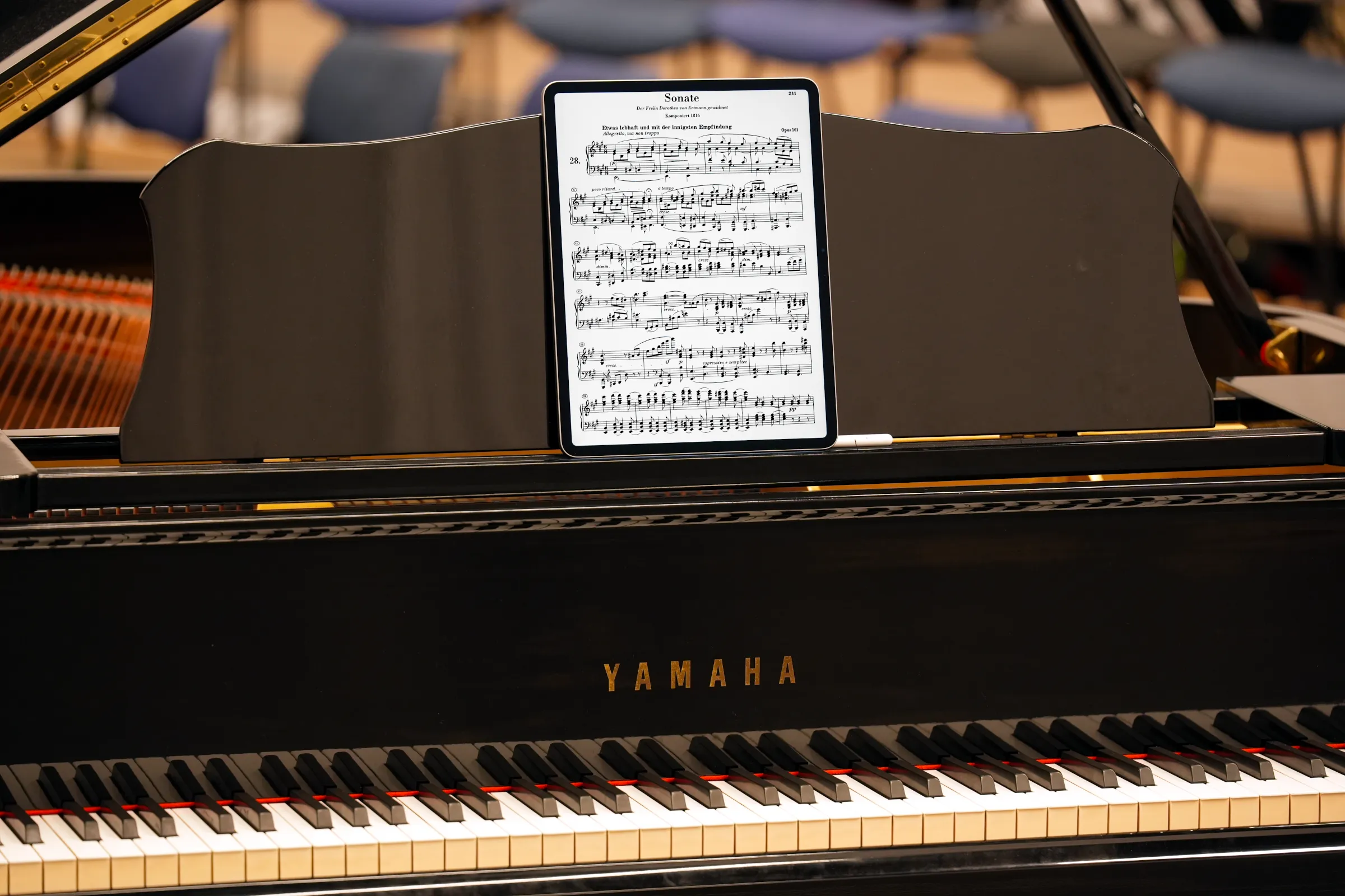 Partituras en un gran iPad Air de 13 pulgadas, en un piano de cola Yamaha