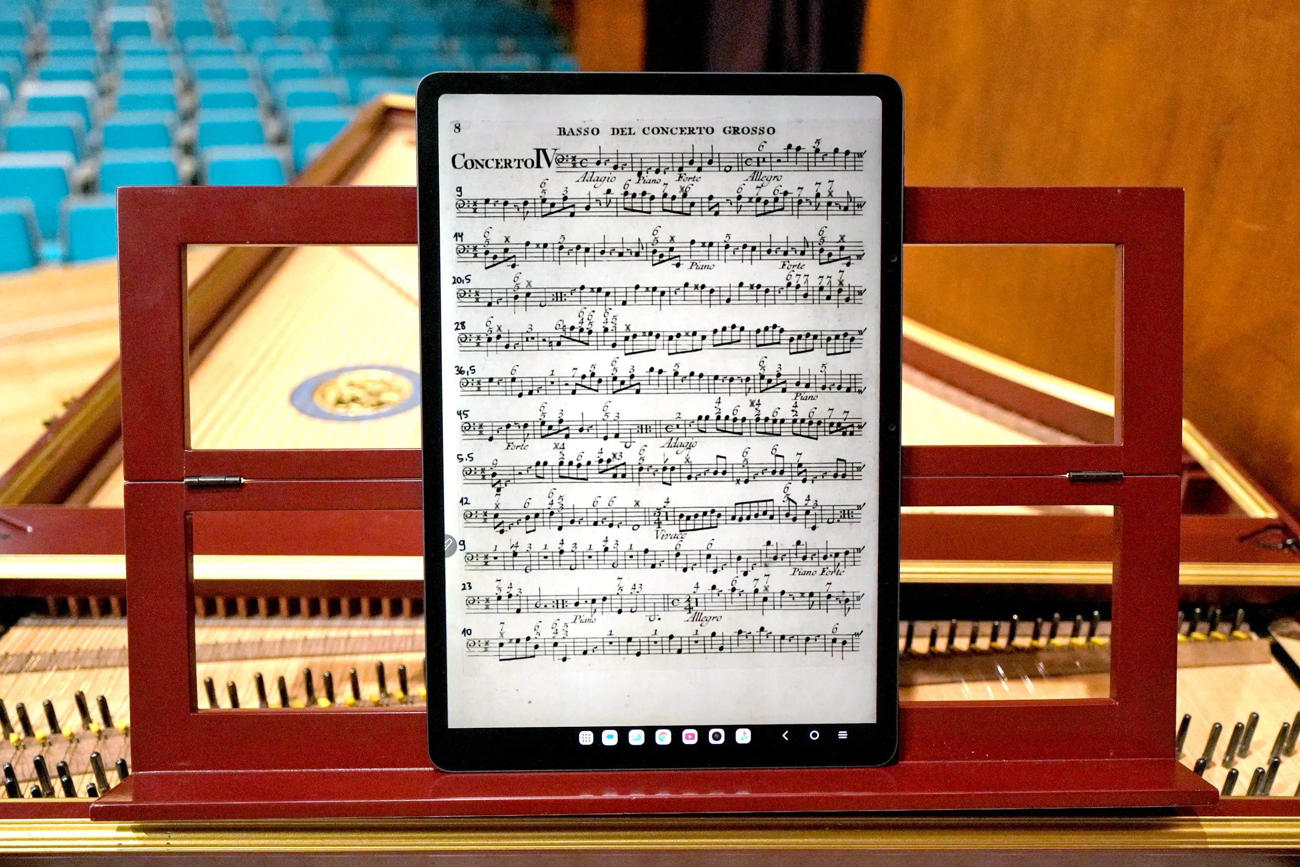 Tableta TCL NxtPaper 14 mostrando partituras en un clavecín (clavicémbalo)